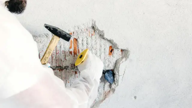 Ile kosztuje skucie starego tynku? Poznaj ceny i ukryte koszty