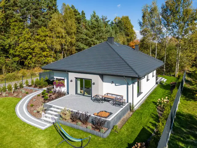 Jak zbudować dach czterospadowy: kluczowe elementy konstrukcji