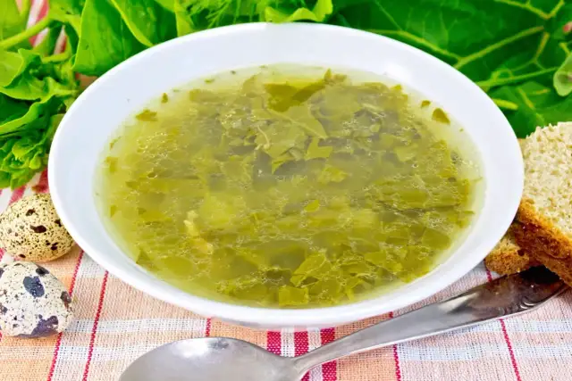 Jak jeść zupę szczawiową bez obaw o nerki? Neutralizuj szczawiany!
