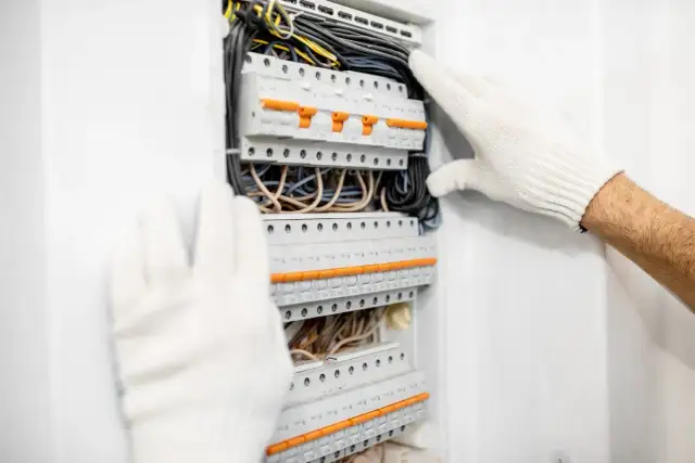 Kto może wejść do rozdzielni elektrycznej? Sprawdź zasady i uprawnienia