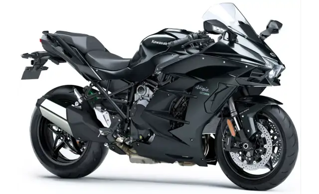 Czarny motocykl Kawasaki H2 Ninja, z widocznym napisem "Supercharger" na silniku. Potężna maszyna gotowa do podboju dróg.
