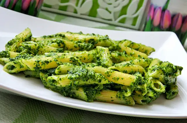 Penne z aromatycznym pesto z czosnku niedźwiedziego. Idealny przepis na wiosenny obiad.