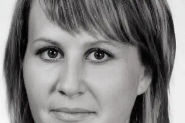 Portret kobiety w czerni i bieli, z widocznymi oczami i fragmentem twarzy.