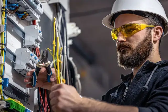 Ile bierze elektryk za godzinę? Poznaj stawki i tajniki wynagrodzeń
