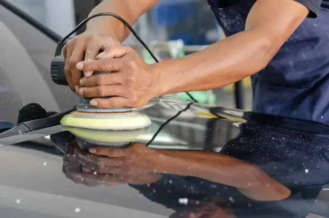 Jak woskować auto? Poradnik krok po kroku: blask i ochrona!