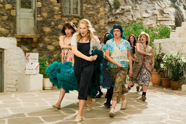 Meryl Streep jako Donna w filmie Mamma Mia! tańczy z przyjaciółkami.