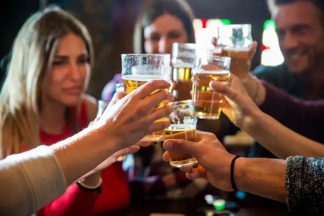 Ile się trzeźwieje po 4 piwach? Czas, który może cię zaskoczyć