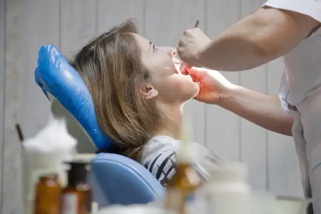 Jak dentysta wyrywa zęba? Bezbolesny zabieg rozwiej obawy