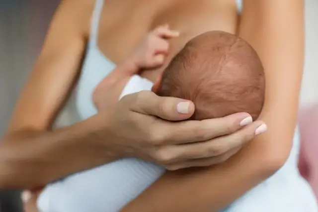 Ile powinien jeść noworodek karmiony piersią? Odpowiedzi na najważniejsze pytania