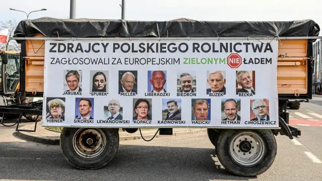 Plakat na przyczepie z portretami europosłów i napisem "Zdrajcy polskiego rolnictwa".