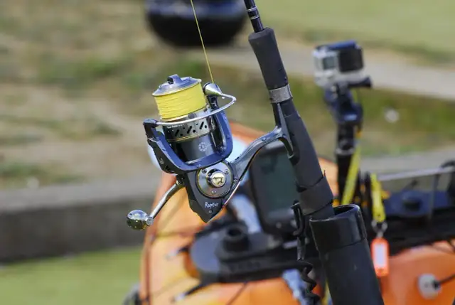 Wędkarski sprzęt gotowy do połowów suma. Kołowrotek z żółtą żyłką i kamerka GoPro czekają na przygodę.