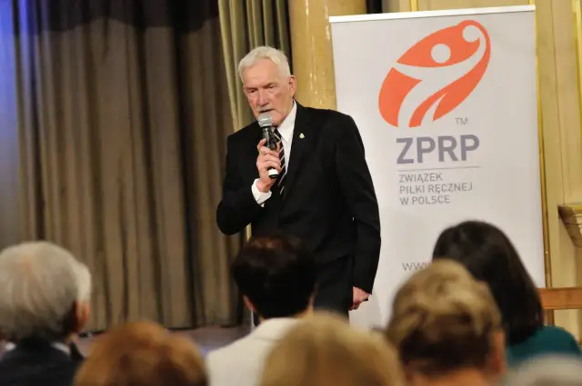 Zygfryd Kuchta przemawia do publiczności na tle banera ZPRP.