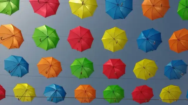 Czy można przewozić parasol w bagażu podręcznym? Sprawdź zasady i porady