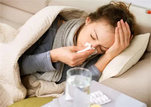 Objawy zapalenia opon mózgowych: kluczowe symptomy i kiedy działać