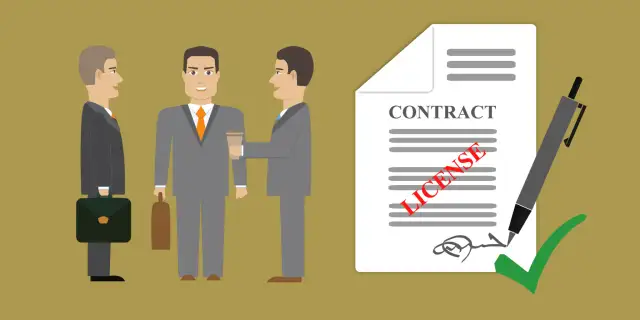 Trzech biznesmenów przygląda się dokumentowi z napisem "CONTRACT" i czerwonym stemplem "LICENSE". Obok widnieje długopis i zielony znacznik.