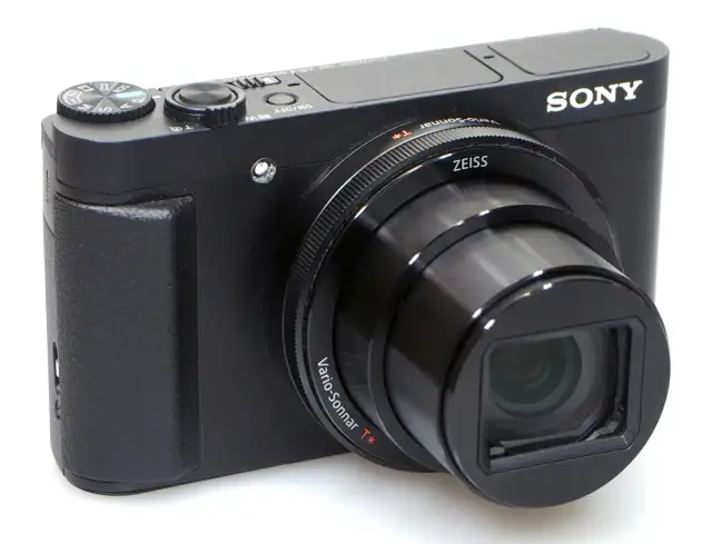 Czarny, dobry aparat kompaktowy z dużym zoomem, z obiektywem Zeiss Vario-Sonnar T*.