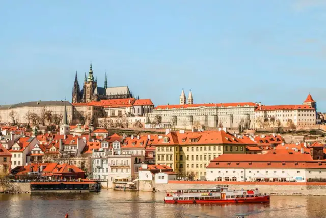 Widok na Pragę z rzeką i statkiem. Czy Czechy są bezpiecznym krajem? Tak, to piękny i bezpieczny kraj.