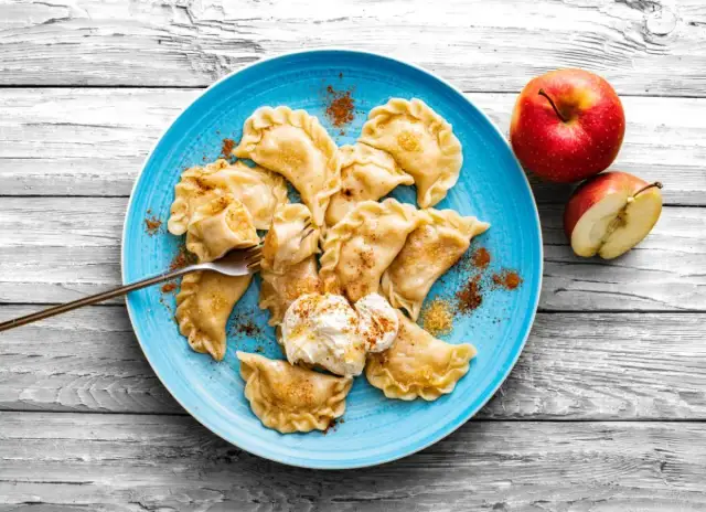 Pierogi z jabłkami - jak zrobić cienkie ciasto i farsz bez wyciekania?
