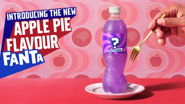 Fanta o smaku szarlotki w fioletowym kolorze, z etykietą znaku zapytania.
