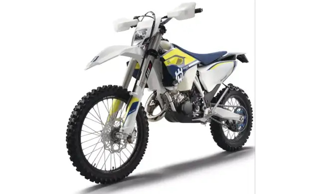 Motocykl terenowy Husqvarna 125 Enduro w kolorze białym z niebieskimi i żółtymi akcentami.