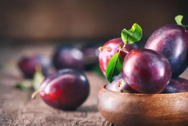 Czy śliwki tuczą? Odkryj prawdę o ich wpływie na dietę