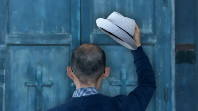 Czy w kościele można być w czapce? Zasady i tradycje, które warto znać