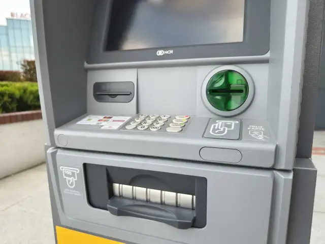 Bankomat mBank z klawiaturą i terminalem kart. Zastanawiasz się, ile można wypłacić z bankomatu mbank? Sprawdź to przy najbliższej okazji.