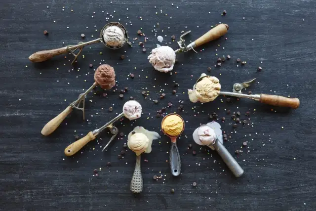 Verschiedene Eissorten in Eislöffeln, bereit zum Servieren. Perfekt, um eis selber machen zu wollen! Bunt bestreut mit Schokostückchen und Streuseln.