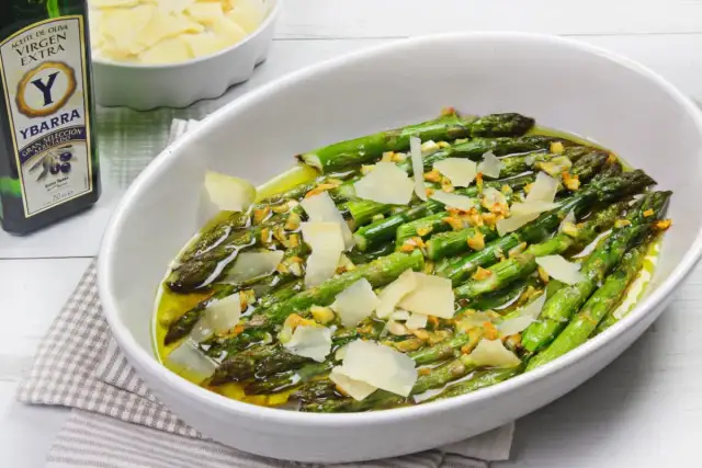 Espárragos salteados con ajo y queso parmesano, una de las mejores recetas con espárragos.