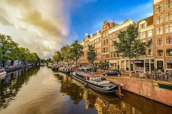 Jak się dostać z lotniska Amsterdam do centrum - najtańsze opcje i czas podróży