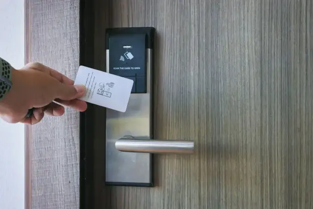 Jak zamknąć drzwi w hotelu na kartę od środka i czuć się bezpiecznie