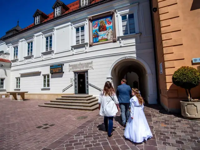 Rodzina w drodze na komunię. Piękny dzień, idealne miejsce, gdzie zrobić komunię.