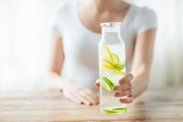 Erfrischendes Wasser mit Zitrone und Gurke für einen gesunden Detox Day.