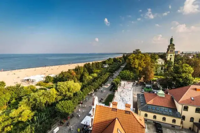 Koszty noclegów nad morzem 2026: Jak zaplanować i zaoszczędzić?