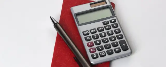 Jak obliczyć cenę netto z brutto krok po kroku? Przewodnik 2025