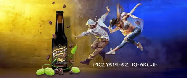 Butelka napoju Jałowiec Kawa, ziarna kawy, chmiel i tańcząca para na tle kolorowych ścian.