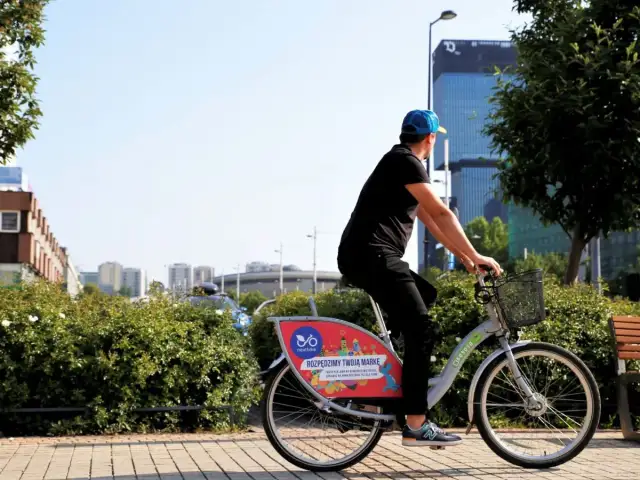 Mężczyzna na rowerze miejskim w Katowicach, odkrywa nowe trasy rowerowe w mieście.