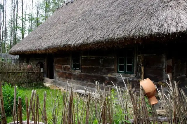 Co to jest skansen? Poznaj fascynujący świat kultury ludowej