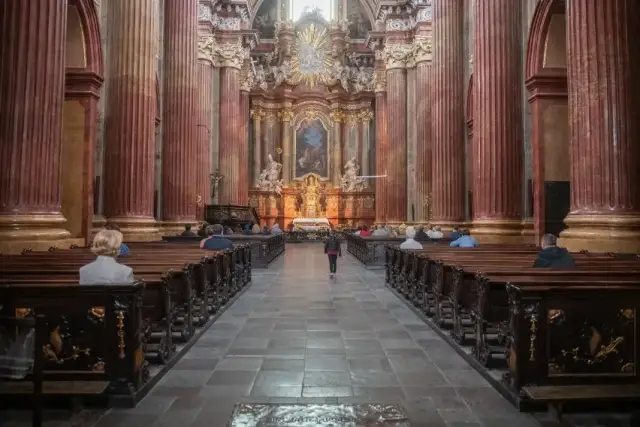 Kiedy zaczyna się różaniec w kościele? Sprawdź godziny nabożeństw