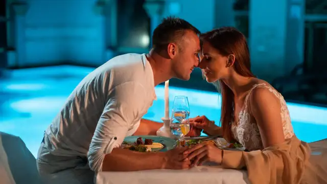Romantyczna kolacja we dwoje przy basenie, idealne fajne miejsca na sylwestra we dwoje.