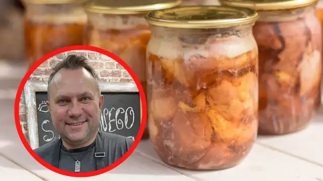 Uśmiechnięty mężczyzna obok słoików z domowym, pysznym mięsem w słoiku babci. Smak dzieciństwa zamknięty w słoiku.