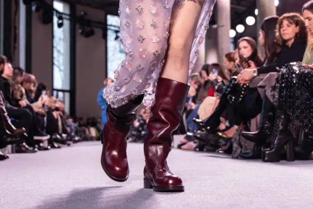 Jakie są modne buty na wiosnę i lato? Odkryj najgorętsze trendy