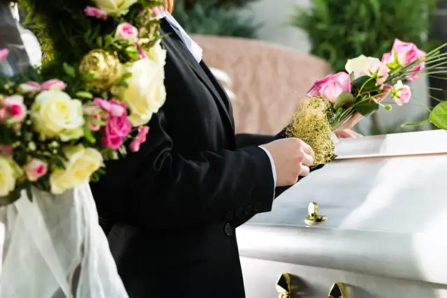 Kwiaty na pogrzeb seniora: Jak wybrać z szacunkiem i pamięcią?