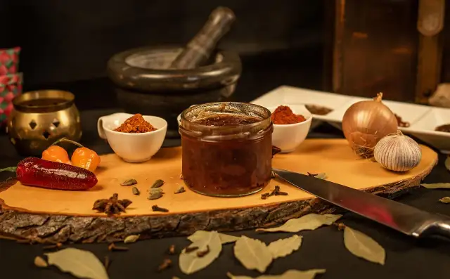 Jakie przyprawy do salcesonu wybrać, by podkreślić jego smak i aromat?