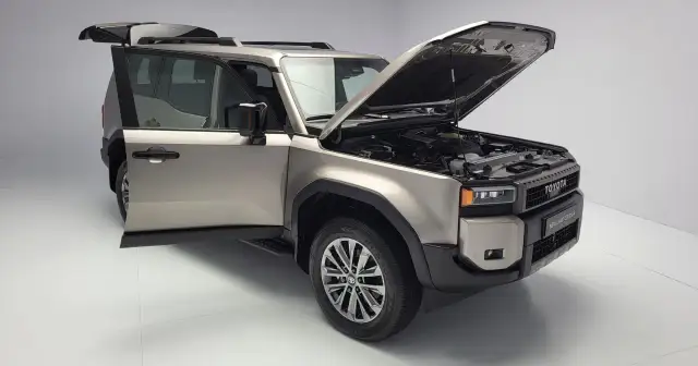 Nowy Toyota Land Cruiser 2025 z otwartą maską i drzwiami, gotowy do inspekcji.
