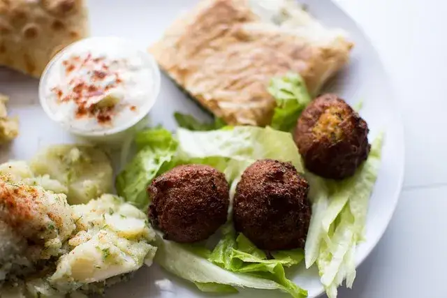 Ile kcal ma kebab z falafelem? Sprawdź, co wpływa na kaloryczność