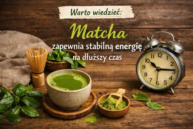 Co to matcha? Zielony napój zapewniający stabilną energię na dłużej, obok budzika i bambusowej miotełki.