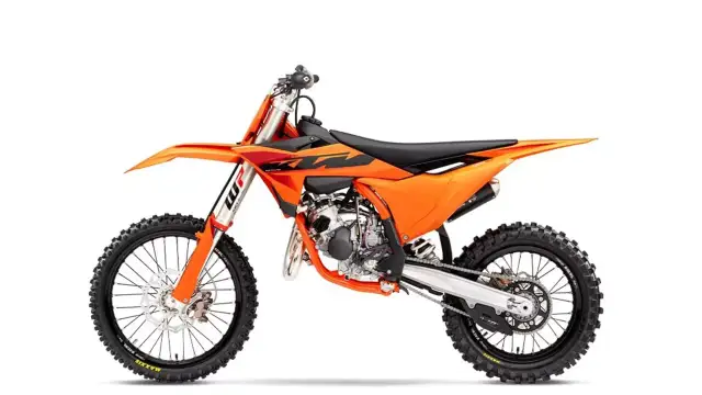 Pomarańczowy motocykl KTM SX 85, gotowy do wyścigów. Zastanawiasz się, ile koni ma ten model?