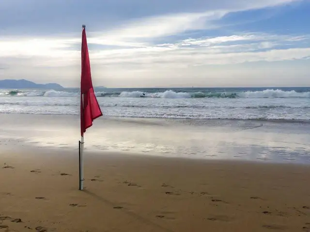 Gdzie zakaz kąpieli nad Bałtykiem? Sprawdź, które plaże są zamknięte