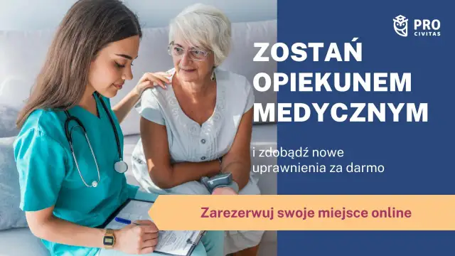 Młody opiekun medyczny troskliwie pochyla się nad starszą pacjentką, notując coś na kartce.